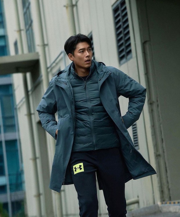 Selain punya bakat akting yang luar biasa, ternyata Hyun Bin pun didapuk menjadi Brand Ambassador produk kosmetik, lho!