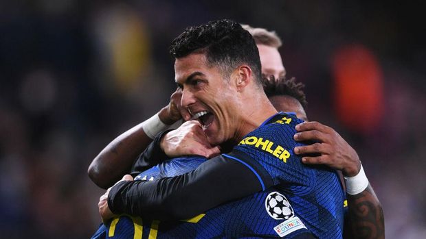 VILLARREAL, SPAIN - NOVEMBER 23: Jadon Sancho of Manchester United celebrates after scoring their side's second goal with Cristiano Ronaldo during the UEFA Champions League group F match between Villarreal CF and Manchester United at Estadio de la Ceramica on November 23, 2021 in Villarreal, Spain. (Photo by Aitor Alcalde/Getty Images)