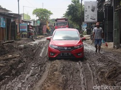 Jalan di Jombang Ini Seperti Arena Offroad, Rusak Parah dan Berkubang Lumpur