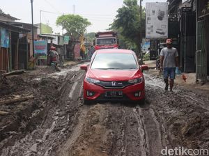 Jalan di Jombang Ini Seperti Arena Offroad, Rusak Parah dan Berkubang Lumpur Jalan di Jombang Ini Seperti Arena Offroad, Rusak Parah dan Berkubang Lumpur