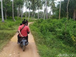 Warga Natuna Ngadu Jalan Rusak ke Mahfud-Tito: Pakai Motor, Rontok Gigi