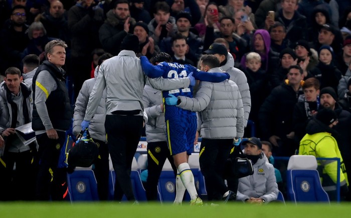 LONDON, ENGLAND - NOVEMBER 23: Ben Chilwell of Chelsea is helped off the pitch after receiving medical treatment during the UEFA Champions League group H match between Chelsea FC and Juventus at Stamford Bridge on November 23, 2021 in London, England. (Photo by Mike Hewitt/Getty Images)