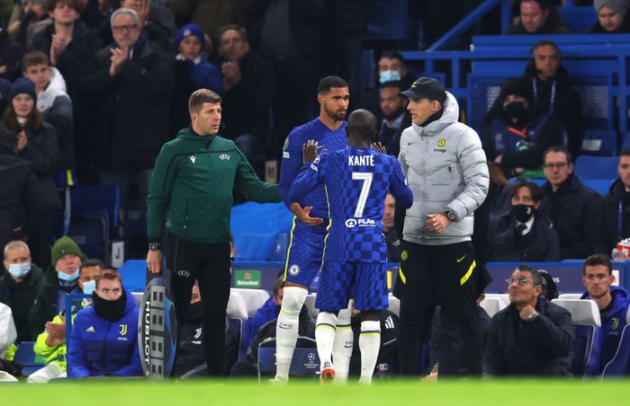 Kante, Chilwell LONDON, ENGLAND - NOVEMBER 23: Ben Chilwell of Chelsea is helped off the pitch after receiving medical treatment during the UEFA Champions League group H match between Chelsea FC and Juventus at Stamford Bridge on November 23, 2021 in London, England. (Photo by Mike Hewitt/Getty Images)
