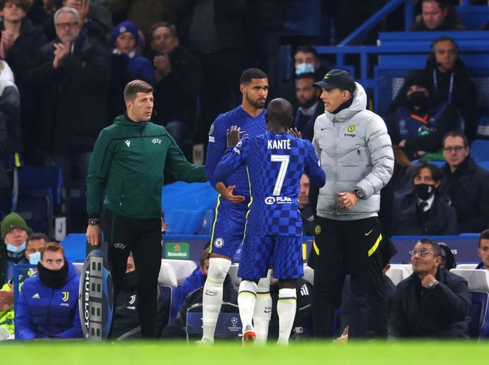 LONDON, ENGLAND - NOVEMBER 23: Ben Chilwell of Chelsea is helped off the pitch after receiving medical treatment during the UEFA Champions League group H match between Chelsea FC and Juventus at Stamford Bridge on November 23, 2021 in London, England. (Photo by Mike Hewitt/Getty Images)