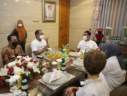 Ke Makassar, Sandiaga Uno Terpikat Kelezatan Konro hingga Pisang Epe