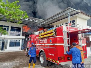Pabrik Palet Plastik di Sidoarjo Ludes Terbakar
