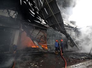 Foto-foto Kebakaran Pabrik Plastik di Sidoarjo