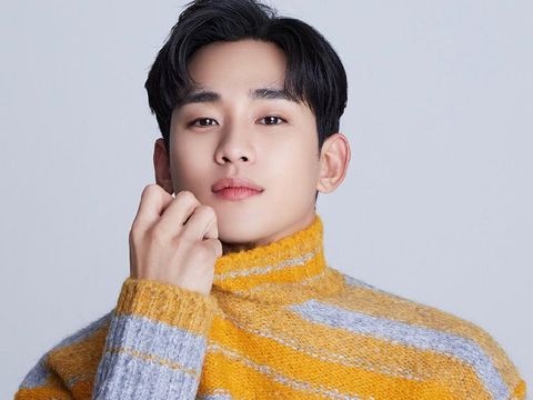 Selain terkenal berkat kemampuan aktingnya, ternyata Kim Soo Hyun juga digadang-gadang sebagai 'Raja Iklan' lho, Beauties.