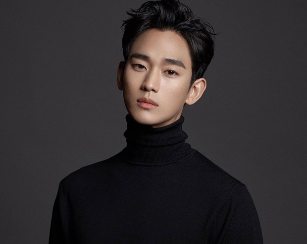 Kim Soo Hyun/Foto: instagram/soohyun_k216 Aktor yang digadang gadang sebagai aktor dengan bayaran termahal ini pun emang wajib banget masuk dalam list aktor tertampan.