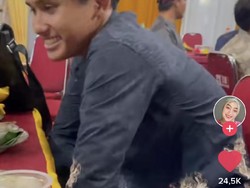 Bikin Ngakak, 2 Pria Kondangan Tak Sengaja Pakai Baju Sama, Auto Buka Baju