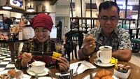 Kompaknya Ibu dan Ayah Mendiang Bibi saat Ngopi Bareng
