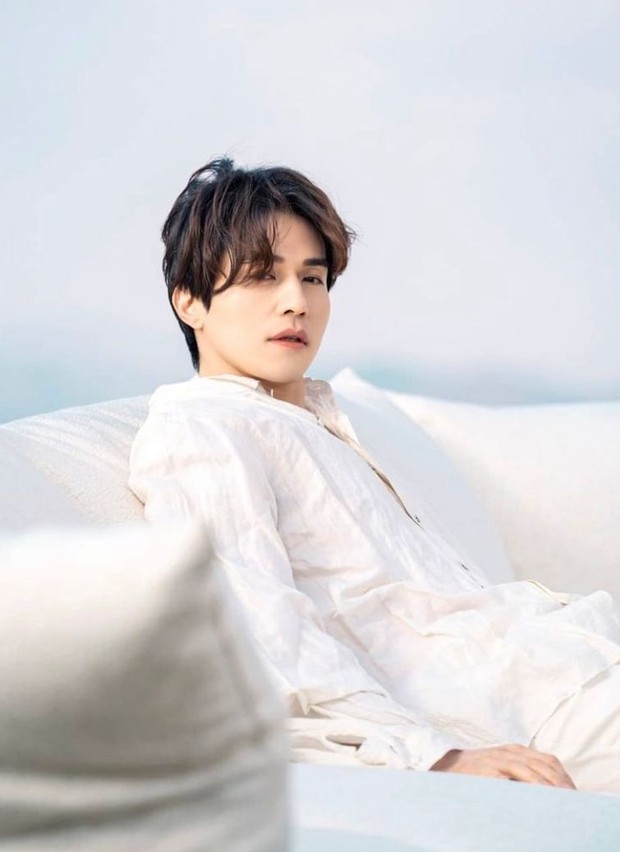 Aktor Korea yang satu ini juga menjadi Brand Ambassador kosmetik terkenal. Memiliki wajah yang nampak flawless, tak heran jika Lee Dong Wook juga didapuk untuk mempromosikan produk skincare dan makeup.