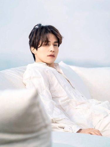 Aktor Korea yang satu ini juga menjadi Brand Ambassador kosmetik terkenal. Memiliki wajah yang nampak flawless, tak heran jika Lee Dong Wook juga didapuk untuk mempromosikan produk skincare dan makeup.