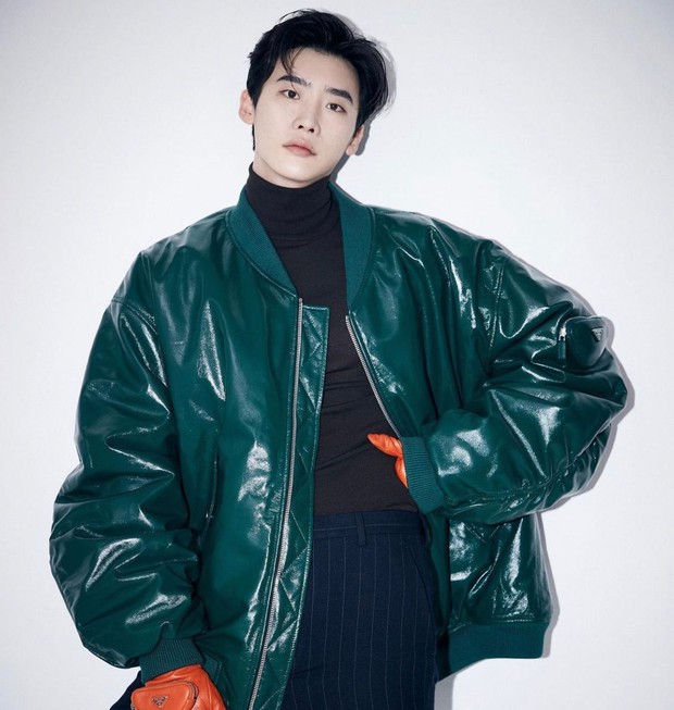 Lee Jong Suk/Foto: Instagram/jongsuk0206 Lee Jong Suk aktor yang sudah memulai debutnya saat berusia 16 tahun ini emang punya wajah tampan yang hakiki.