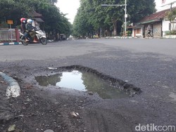 Lubang Bekas Galian Jargas Belum Diaspal Meski Sempat Disentil Gus Ipul