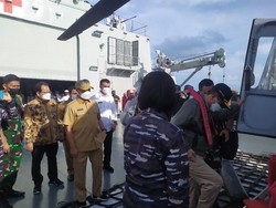 Naik Heli, Mahfud Md-Tito Cek Pos Pam Terluar di Pulau Sekatung-Pulau Laut