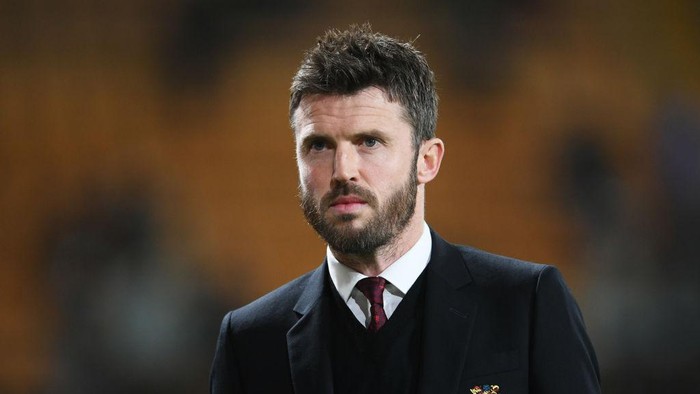 VILLARREAL, SPAIN - NOVEMBER 23: Michael Carrick, Interim Manager of Manchester United looks on as he inspects the pitch prior to the UEFA Champions League group F match between Villarreal CF and Manchester United at Estadio de la Ceramica on November 23, 2021 in Villarreal, Spain. (Photo by Aitor Alcalde/Getty Images)