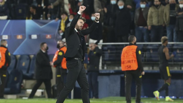 Manchester Uniteds caretaker manager Michael Carrick celebrates after his team won 2-0 at the end of a Group F Champions League soccer match between Villarreal and Manchester United at the Ceramica stadium in Villarreal, Spain, Tuesday, Nov. 23, 2021. (AP Photo/Alberto Saiz)