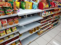 Duh! Minyak Goreng di Minimarket Ini Nyaris Kosong, Pembelian Dibatasi