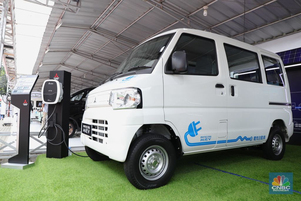 Mobil listrik Mitsubishi Minicab MiEV Pengunjung melihat spesifikasi mobil Minicab MiEV di ajang Indonesia Electric Motor Show 2021 Hibrid di Gedung 730 Kawasan PUSPIPTEK, Serpong, Tangerang Selatan, Rabu (24/11/2021). Melihat data spesifikasi Mitsubishi Minicab MiEV yang dipamerkan di booth IEMS 2021 Show mobil listrik ini berkapasitas 16,0 kWh sementara untuk jarak tampuhnya sekitar 150 km (JC08). Minicab MiEV merupakan LCV (Light Commercial Vehicle) berbentuk van mungil berkelir putih dengan tampilan minimalis. Namun demikian, Minicab MiEV mampu memenuhi kebutuhan mobilitas di lingkungan yang padat dan sempit, terutama untuk armada logistik. Mobil ini memiliki fitur daya listrik 1500W DC dan dapat menjadi sumber tenaga dengan menyalurkan daya AC 100 V, yang cukup untuk menyalakan peralatan elektronik saat berkegiatan di luar ruangan. Motor listrik mobil ini memberikan daya yang besar, nol emisi serta senyap, sehingga sangat mungkin digunakan di perkotaan yang padat. Untuk memastikan fungsi dan keandalan produk, MMKSI akan memulai uji coba dengan mitra potensial di Indonesia untuk operasional mereka. Hasil pengujian akan digunakan untuk pengembangan kendaraan listrik Mitsubishi Motors di Tanah Air ke depannya. (CNBC Indonnesia/ Tri Susilo)