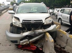 Sopir Ngantuk, Mobil Tabrak Separator Busway hingga Ringsek di Jaktim