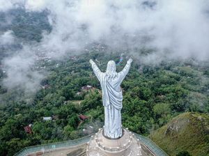 5 Patung Yesus di Indonesia, Salah Satunya dari Limbah Besi 5 Patung Yesus di Indonesia, Salah Satunya dari Limbah Besi