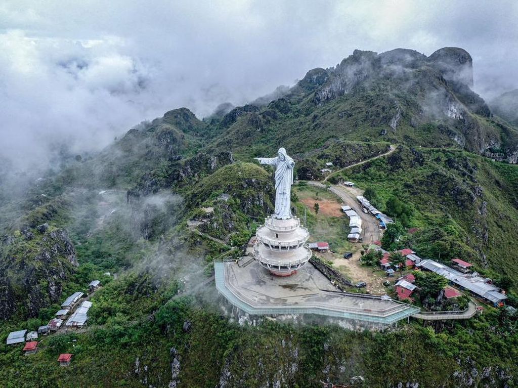 Megahnya Patung Yesus Tertinggi Dunia di Tana Toraja