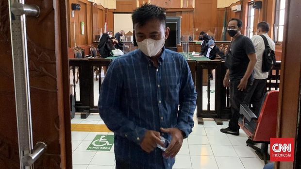 Terdakwa kasus kekerasan Jurnalis Tempo Nurhadi, yakni dua anggota polisi aktif Bripka Purwanto dan Brigadir Muhammad Firman Subkhi ternyata tak tahu menahu bahwa kerja wartawan dilindungi kontitusi Undang-undang Nomor 40 tahun 1999 tentang Pers.