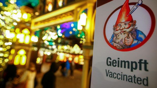 FILE PHOTO: A sign about the '2G' rule, which allows only those vaccinated or recovered from the coronavirus disease (COVID-19) to visit the Christmas markets, is seen in Cologne, Germany, November 22, 2021. REUTERS/Thilo Schmuelgen/File Photo