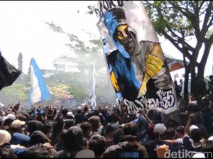 Suporter Demo, Nasib Pelatih Persela Lamongan di Ujung Tanduk Suporter Demo, Nasib Pelatih Persela Lamongan di Ujung Tanduk