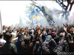 Ratusan Suporter Persela Demo Minta Pelatih Laskar Joko Tingkir Out