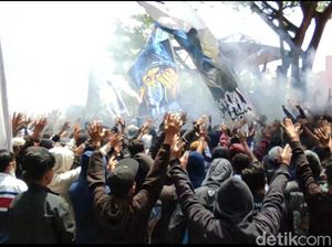 Ratusan Suporter Persela Demo Minta Pelatih Laskar Joko Tingkir Out Ratusan Suporter Persela Demo Minta Pelatih Laskar Joko Tingkir Out