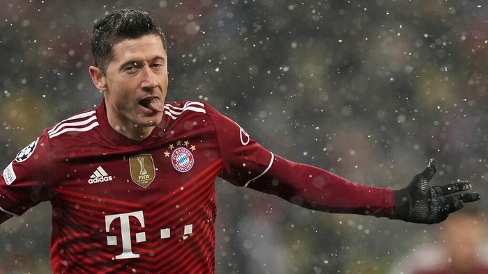 Robert Lewandowski Bayern's Robert Lewandowski celebrates his goal against Dynamo Kyiv during the Champions League group E soccer match between Dynamo Kyiv and Bayern Munich, at the Olimpiyskiy Stadium in Kyiv, Ukraine, Tuesday, Nov. 23, 2021. (AP Photo/Efrem Lukatsky)