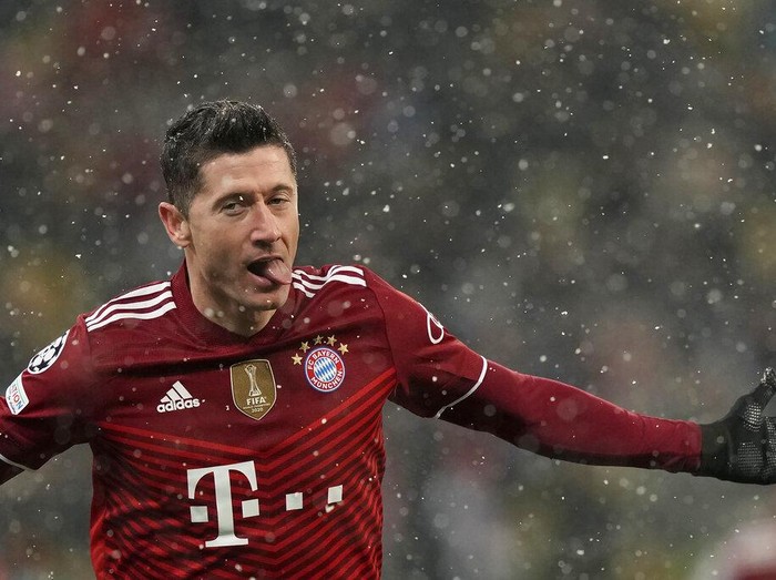 Bayern's Robert Lewandowski celebrates his goal against Dynamo Kyiv during the Champions League group E soccer match between Dynamo Kyiv and Bayern Munich, at the Olimpiyskiy Stadium in Kyiv, Ukraine, Tuesday, Nov. 23, 2021. (AP Photo/Efrem Lukatsky)