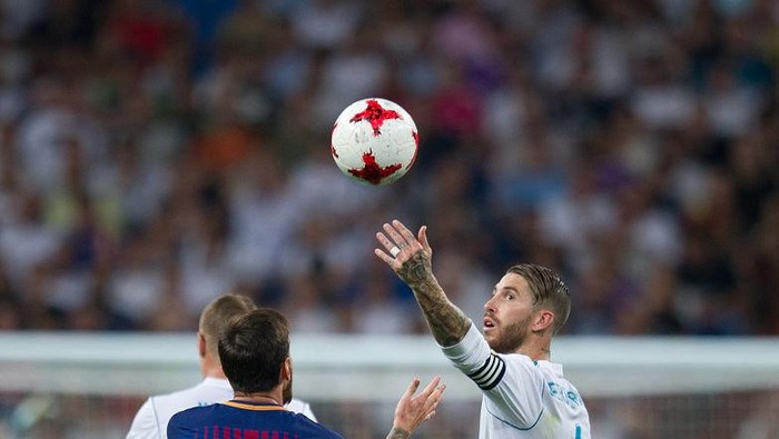 MADRID, SPAIN - AUGUST 16: Sergio Ramos of Real Madrid CF throws the ball in the air beside Lionel Messi of FC Barcelona after Barcelona were awarded a free kick during the Supercopa de Espana Final 2nd Leg match between Real Madrid and FC Barcelona at Estadio Santiago Bernabeu on August 16, 2017 in Madrid, Spain. (Photo by Denis Doyle/Getty Images)
