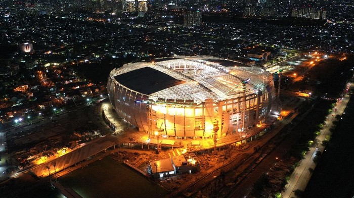 Stadion JIS Menyala di Tengah Gemerlap Kota Foto udara pembangunan Jakarta International Stadium (JIS) di Tanjung Priok, Jakarta, Selasa (23/11/2021). Progres pembangunan stadion berkapasitas 82.000 penonton yang digarap oleh PT Jakarta Propertindo itu telah mencapai 84,66 persen per 18 November 2021. ANTARA FOTO/Hafidz Mubarak A/rwa.