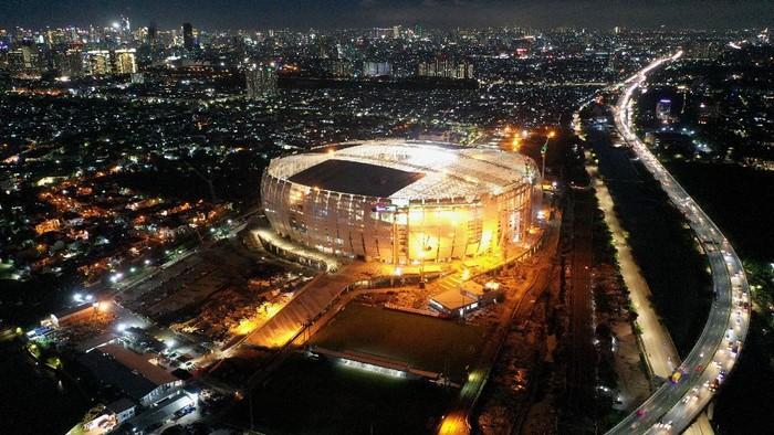 Foto udara pembangunan Jakarta International Stadium (JIS) di Tanjung Priok, Jakarta, Selasa (23/11/2021). Progres pembangunan stadion berkapasitas 82.000 penonton yang digarap oleh PT Jakarta Propertindo itu telah mencapai 84,66 persen per 18 November 2021. ANTARA FOTO/Hafidz Mubarak A/rwa.
