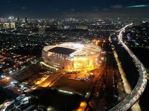 Stadion JIS Menyala di Tengah Gemerlap Kota