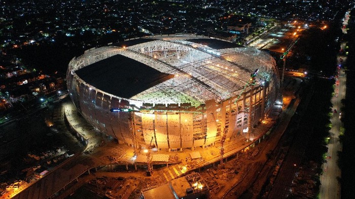 Stadion JIS Menyala di Tengah Gemerlap Kota Foto udara pembangunan Jakarta International Stadium (JIS) di Tanjung Priok, Jakarta, Selasa (23/11/2021). Progres pembangunan stadion berkapasitas 82.000 penonton yang digarap oleh PT Jakarta Propertindo itu telah mencapai 84,66 persen per 18 November 2021. ANTARA FOTO/Hafidz Mubarak A/rwa.