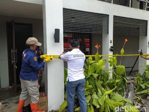 Lokasi Kebakaran Pabrik Dua Kelinci Dipasangi Garis Polisi Lokasi Kebakaran Pabrik Dua Kelinci Dipasangi Garis Polisi
