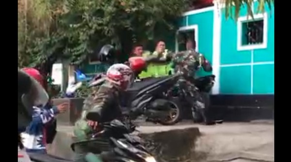 Tangkapan layar video viral TNI baku hantam dengan Polantas di Ambon. (dok. Istimewa) Tangkapan layar video viral TNI baku hantam dengan Polantas di Ambon. (dok. Istimewa)