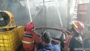 Terkini! 28 Jam Kebakaran di Pabrik Dua Kelinci Asap Masih Membumbung