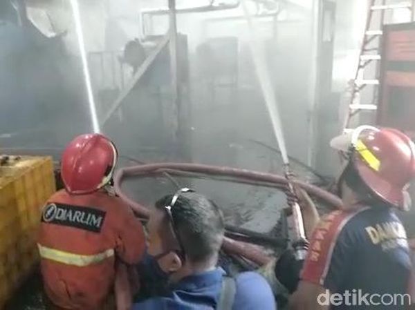 Terkini! 28 Jam Kebakaran di Pabrik Dua Kelinci Asap Masih Membumbung