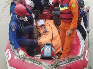 Korban Perahu Terbalik di Subang Ditemukan Tewas Korban Perahu Terbalik di Subang Ditemukan Tewas