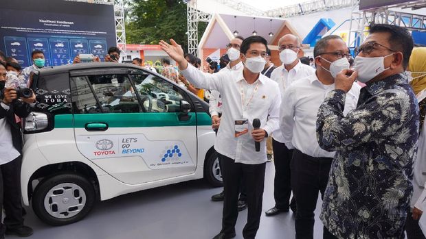 Toyota Astra Motor memamerkan mobil listrik Indonesia Electric Motor Show (IEMS) 2021, Rabu (24/11/2021).