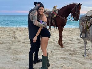Travis Barker dan Kourtney Kardashian Hot Banget Travis Barker dan Kourtney Kardashian Hot Banget