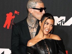 Kourtney Kardashian Sulap Travis Barker dari Rockstar Jadi Merek Lingerie