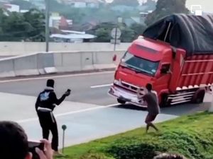 Beredar Video Truk Oleng di Tol Batang-Semarang, Ternyata...