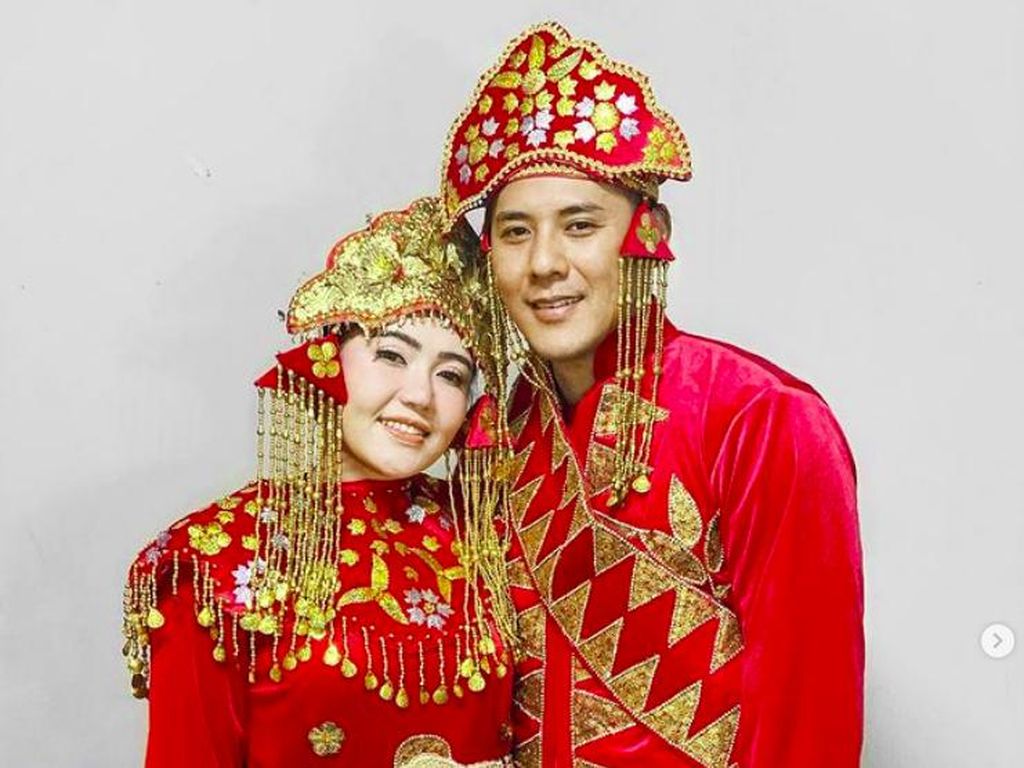Via Vallen dan Pacar Pakai Baju Adat, Auto Diminta Nikah Via Vallen dan Pacar Pakai Baju Adat, Auto Diminta Nikah
