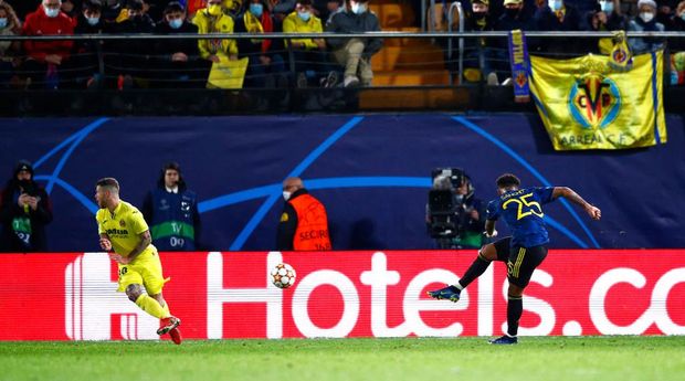 VILLARREAL, SPAIN - NOVEMBER 23: Jadon Sancho of Manchester United scores their side's second goal during the UEFA Champions League group F match between Villarreal CF and Manchester United at Estadio de la Ceramica on November 23, 2021 in Villarreal, Spain. (Photo by Eric Alonso/Getty Images)